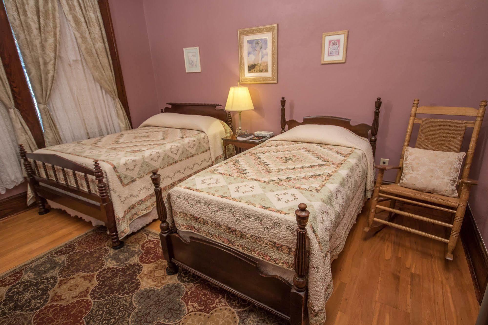 The Edgewater Bed & Breakfast 2*