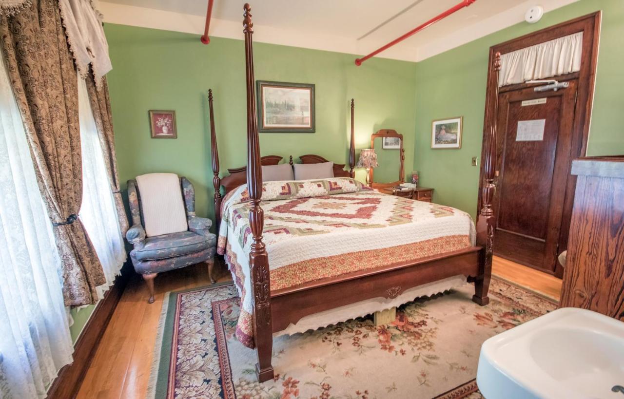 The Edgewater Bed and breakfast