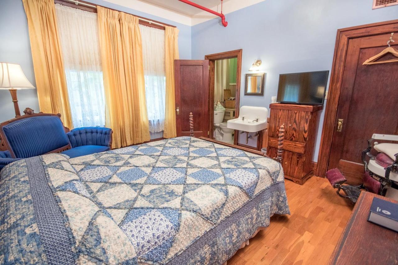 The Edgewater Bed & Breakfast 2*